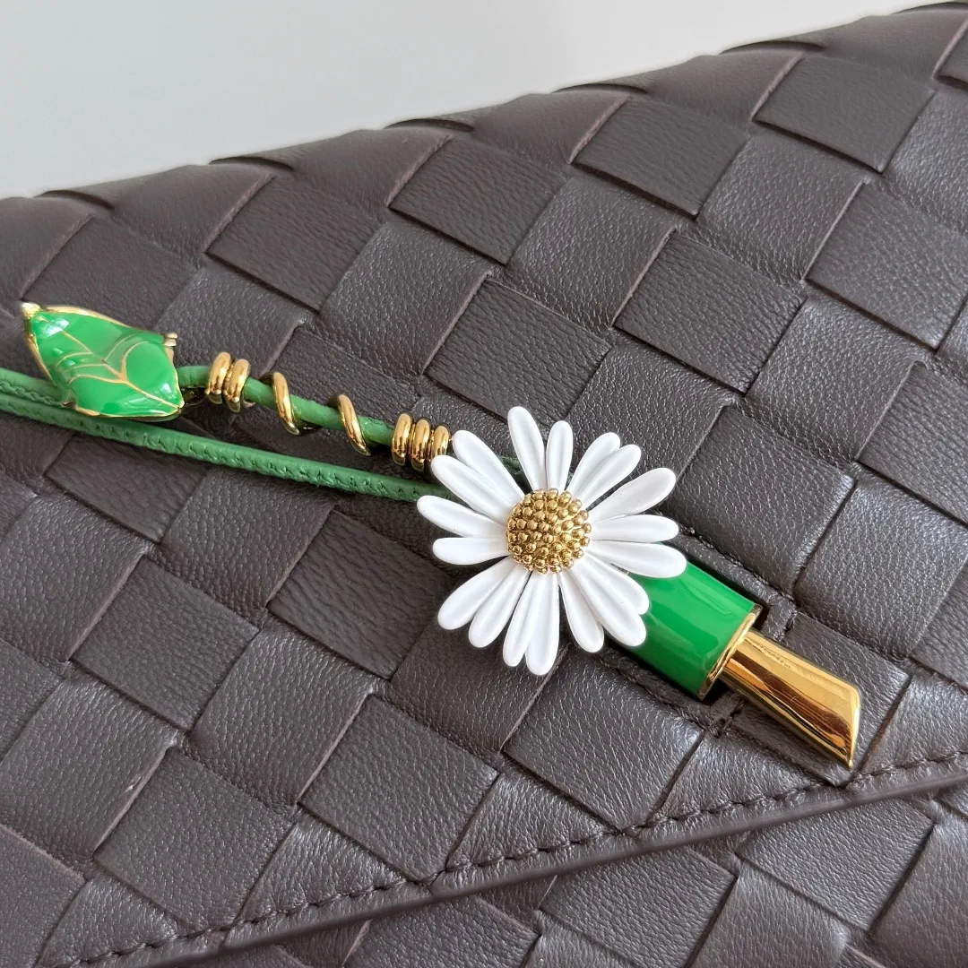 Batch 1560 Bottega Veneta2025 new product Daisy Andiamo bag, classic woven crossbody bag, thin shoulder strap is more casual, especially the small pendant design this time, daisy + green leaves + small gold chain, add a playful and smart look to the tough leather🌼Metallic button and knot closure, simple but not simple, elegant texture, elegant weaving attitude. You can also decide how to carry the bag according to your outfit and occasion. It can be used as a clutch bag, shoulder bag, or crossbody bag. It has a high usage rate. 😊Pair it with a simple skirt to instantly become relaxed and fashionable. Pair it with a smart suit to neutralize the formal feeling. It can be used for commuting and dating! Style number: 838870 (836940) Color: black brown Size: 19*12.6*2cm